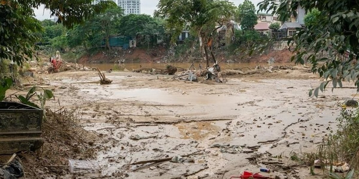 Вьетнам тонет: шокирующие масштабы наводнения, унесшего десятки жизней Вьетнам тонет: шокирующие масштабы наводнения, унесшего десятки жизней