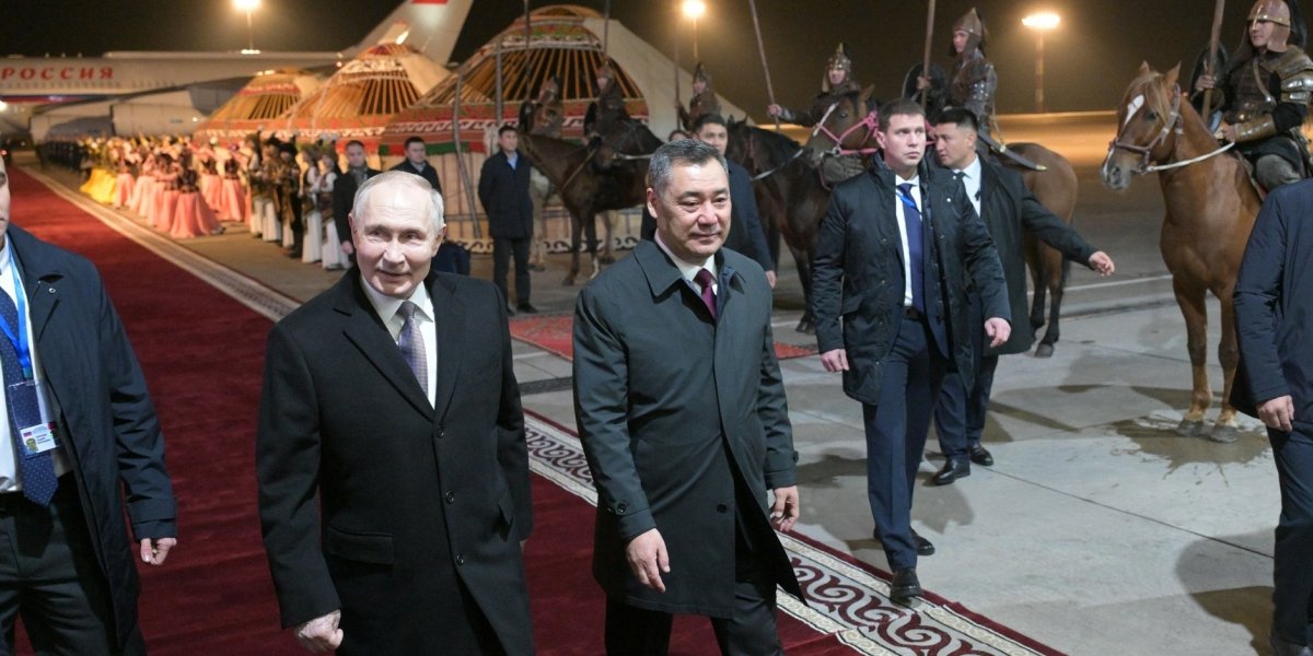 Красная дорожка и беркуты: как встречали Путина в Кыргызстане Красная дорожка и беркуты: как встречали Путина в Кыргызстане