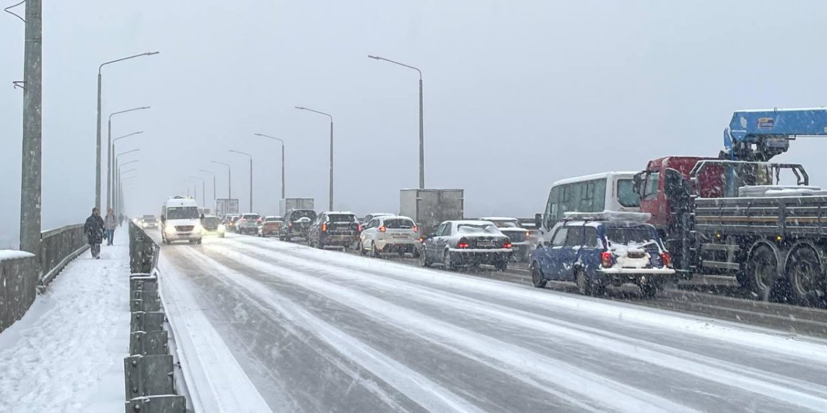 Девять баллов из десяти: первый снегопад парализовал движение в Ярославле Девять баллов из десяти: первый снегопад парализовал движение в Ярославле