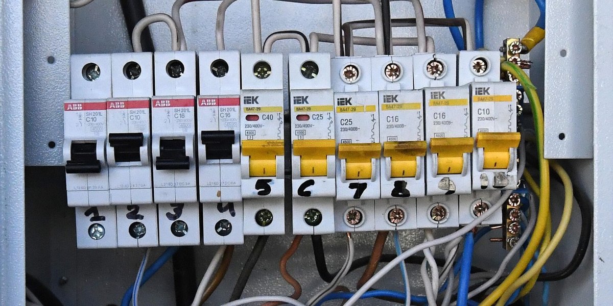 Электрическая ловушка: почему замена старого автомата в щитке может привести к пожару Электрическая ловушка: почему замена старого автомата в щитке может привести к пожару