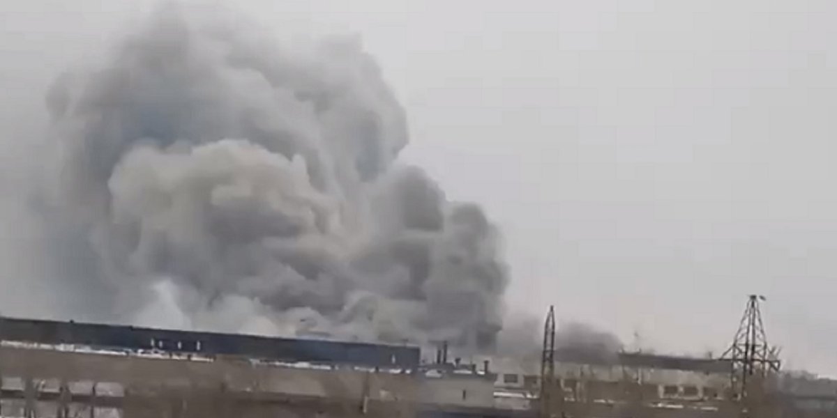 Черный дым над Щекином: на заводе «Техностиль» бушует крупный пожар Черный дым над Щекином: на заводе «Техностиль» бушует крупный пожар