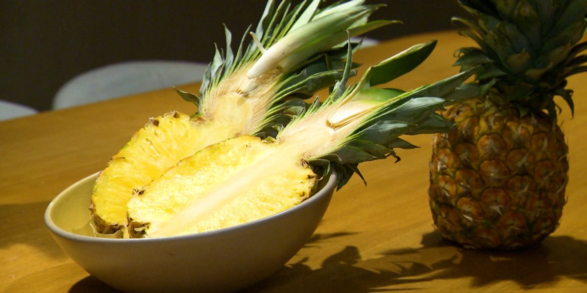 Ананас на Новый год: почему диетолог рекомендует закончить застолье долькой тропического фрукта Ананас на Новый год: почему диетолог рекомендует закончить застолье долькой тропического фрукта